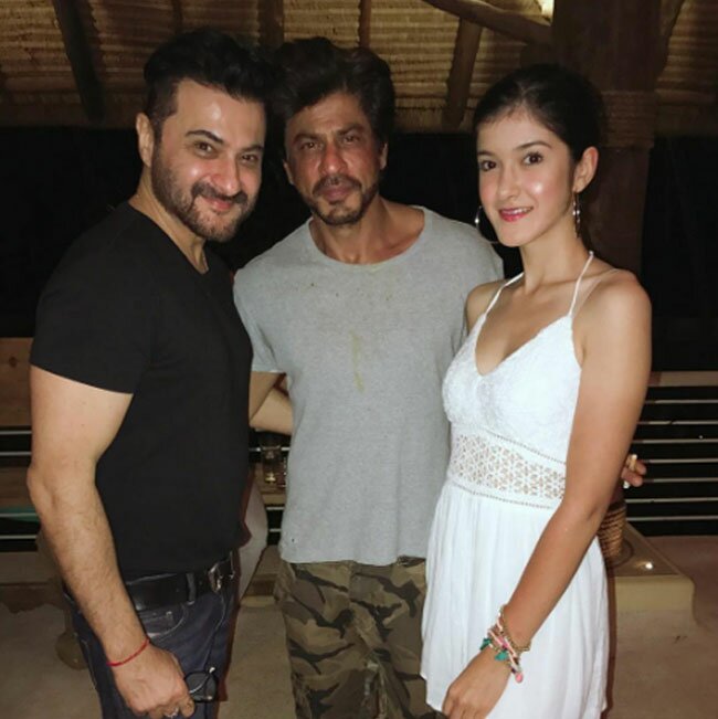 bollywood actor sanjay kapoor meets Shah Rukh Khan with his daughter shanaya kapoor