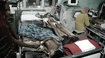 गोरखपुर अस्पताल में 60 मौतों का मुद्दा गरमाया, मरने वालों में 30 बच्चे