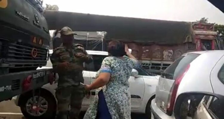बीच सड़क पर महिला ने सेना के जवान पर की थप्पड़ों की बारिश, वीडियो वायरल